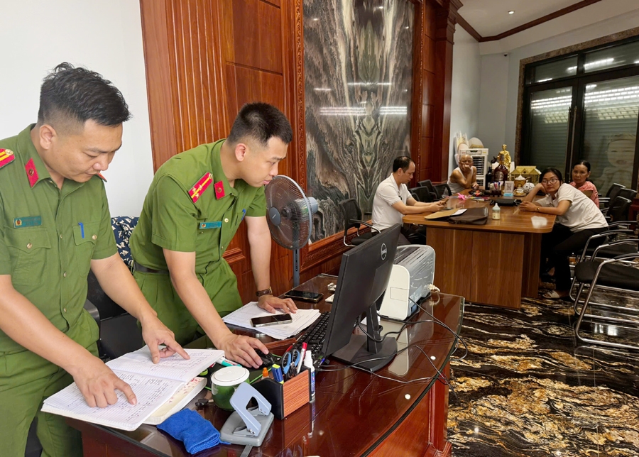 Cơ quan CSĐT Công an tỉnh Thanh Hóa Phòng Cảnh sát hình sự thi hành Lệnh khám xét khẩn cấp nơi ở của Bùi Quốc Ý