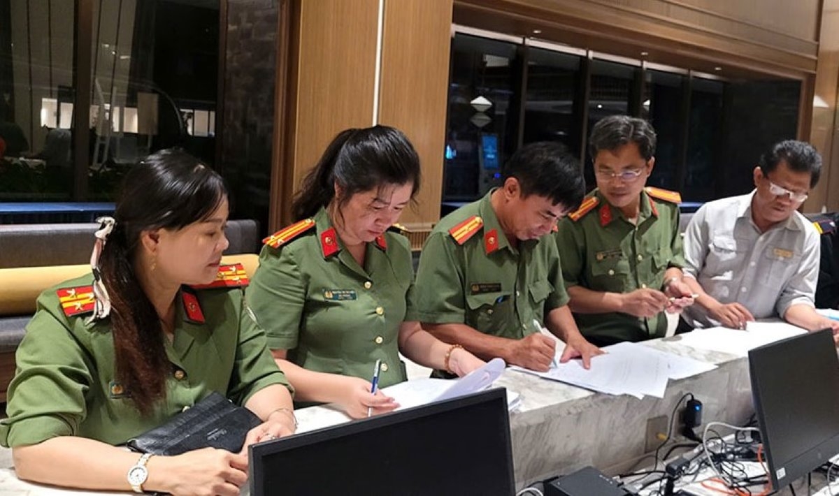 Lực lượng công an kiểm tra một cơ sở có người nước ngoài lưu trú. (Ảnh minh họa)