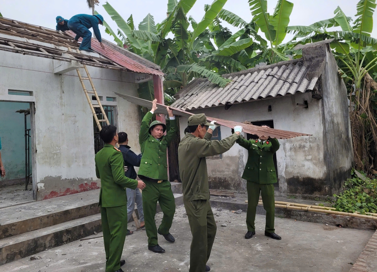 Công an Hải Phòng đã đóng góp nhiều ngày công, kinh phí, chung tay cùng các địa phương xoá nhà tạm, nhà dột nát. (Ảnh: Công an Hải Phòng)