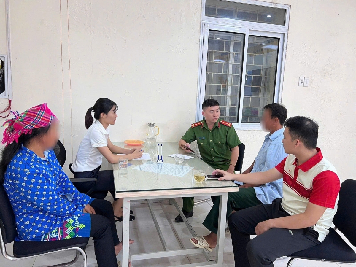 Công an xã Bảo Lâm cùng cán bộ Bưu điện Bảo Lâm tuyên truyền cho nạn nhân về hành vi lừa đảo qua mạng