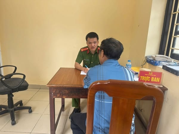 Công an xã Chi Lăng tuyên truyền, giải thích về các thủ đoạn lừa đảo trên không gian mạng với ông L.Đ.T.