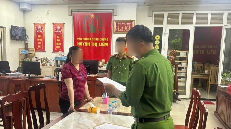 Thi hành lệnh bắt tạm giam đối tượng Huỳnh Thị Liêm (Ảnh: Công an tỉnh Đồng Nai)