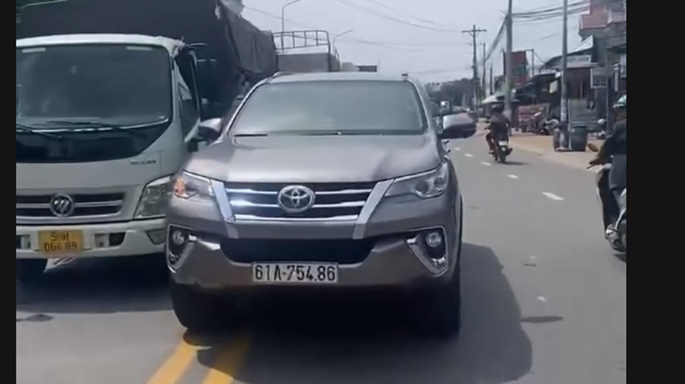 Xe ô tô 7 chỗ đi ngược chiều trong video chia sẻ MXH.