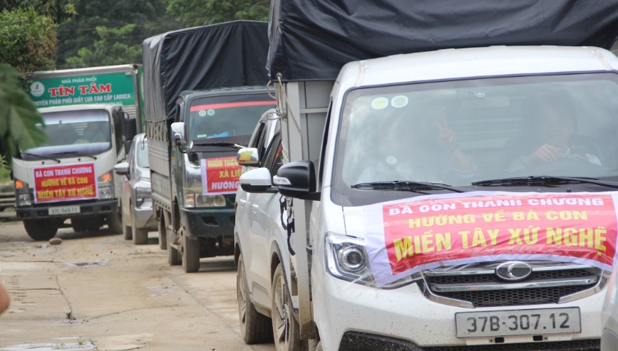 Nhiều đoàn xe cứu trợ trên cả nước đã có mặt tại Nghệ An và di chuyển lên vùng lũ. Ảnh: Quang An