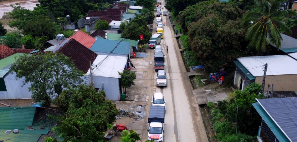 Đoàn xe cứu trợ nối đuôi nhau hướng về vùng lũ miền Tây Nghệ An. Ảnh: Quang An