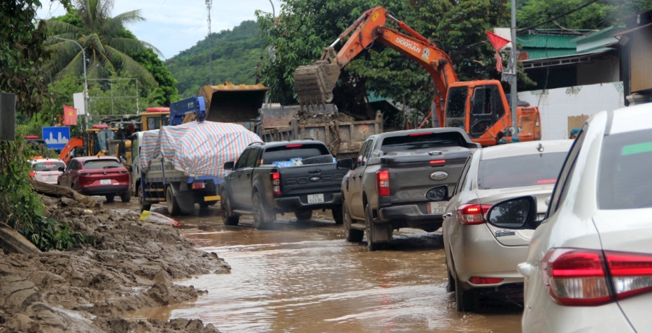 Rất đông phương tiện hướng về vùng lũ Nghệ An trong ngày hôm nay (26/7). Ảnh: Xuân Hoàng