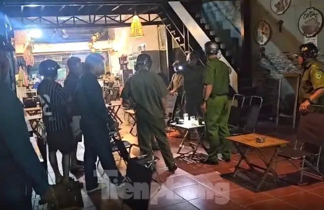 Lực lượng chức năng bắt quả tang Thừa nhận tiền từ chị L