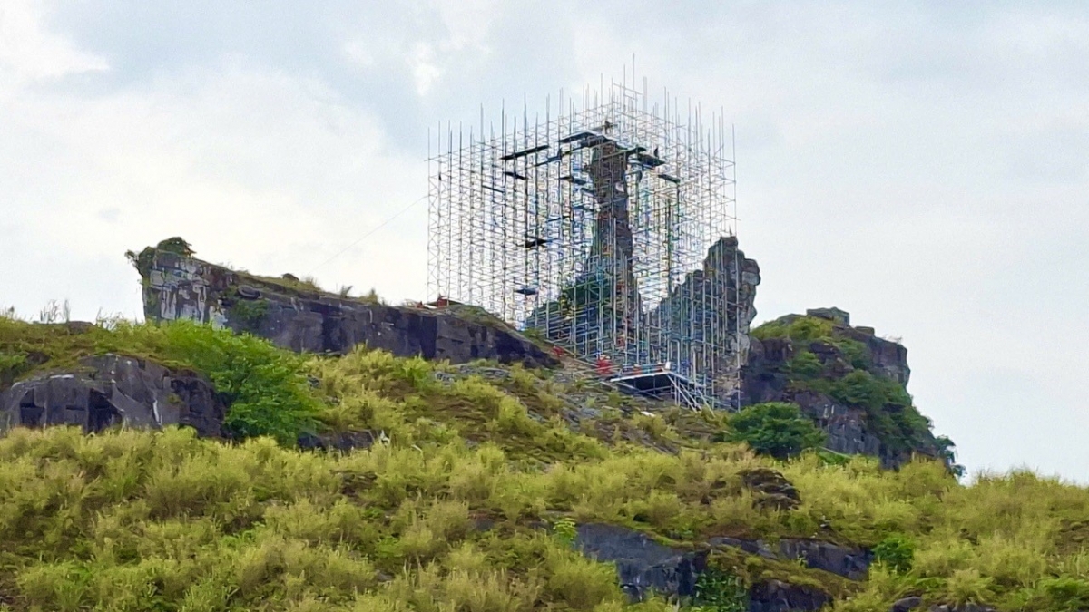 UBND phường Đông Quang  tập trung gia cố di tích Hòn Vọng Phu chống bão. Ảnh: CTV