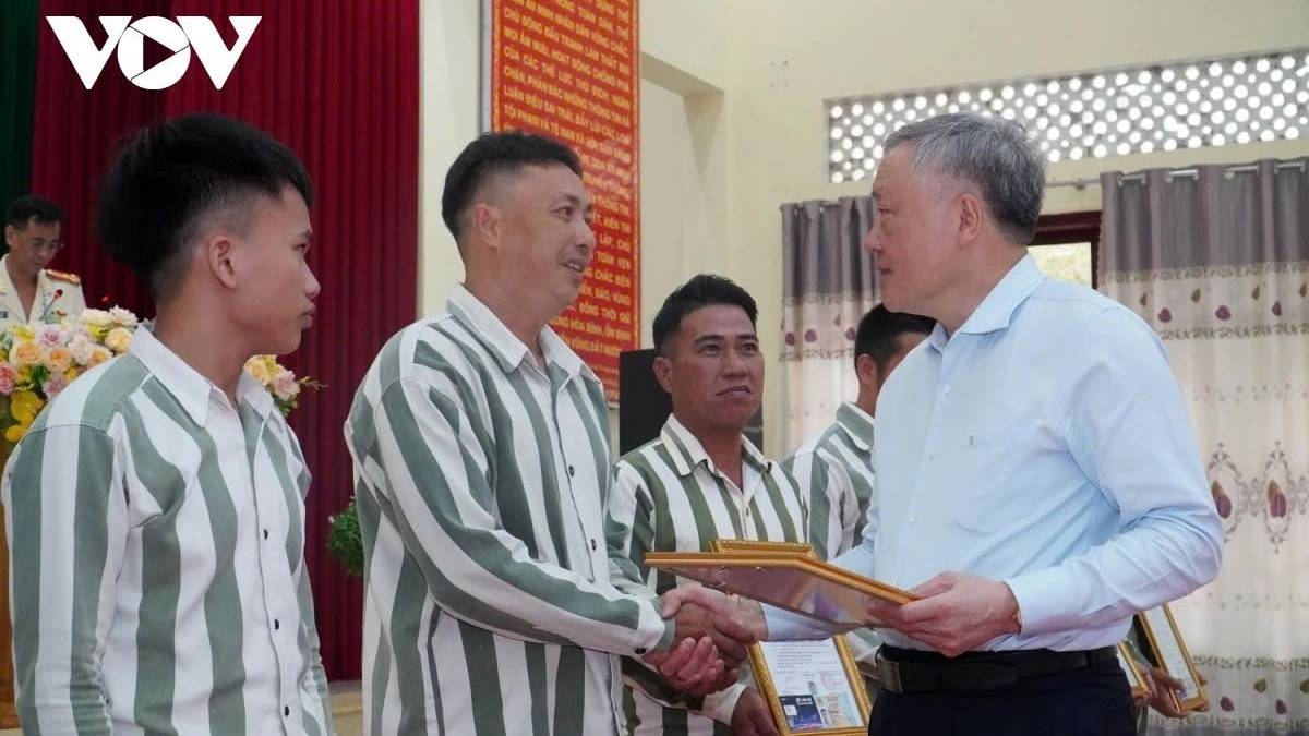 Phó Thủ tướng Thường trực Chính phủ Nguyễn Hòa Bình trao giấy chứng nhận đặc xá cho các phạm nhân tại Trại giam A2, tỉnh Khánh Hòa vào ngày 1/5.