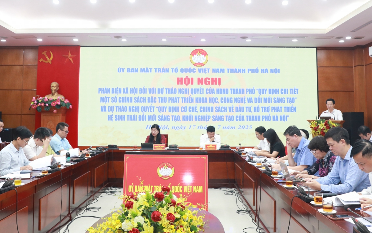 Các đại biểu dự Hội nghị phản biện xã hội đối với các dự thảo Nghị quyết của HĐND Thành phố phục vụ phát triển khoa học công nghệ