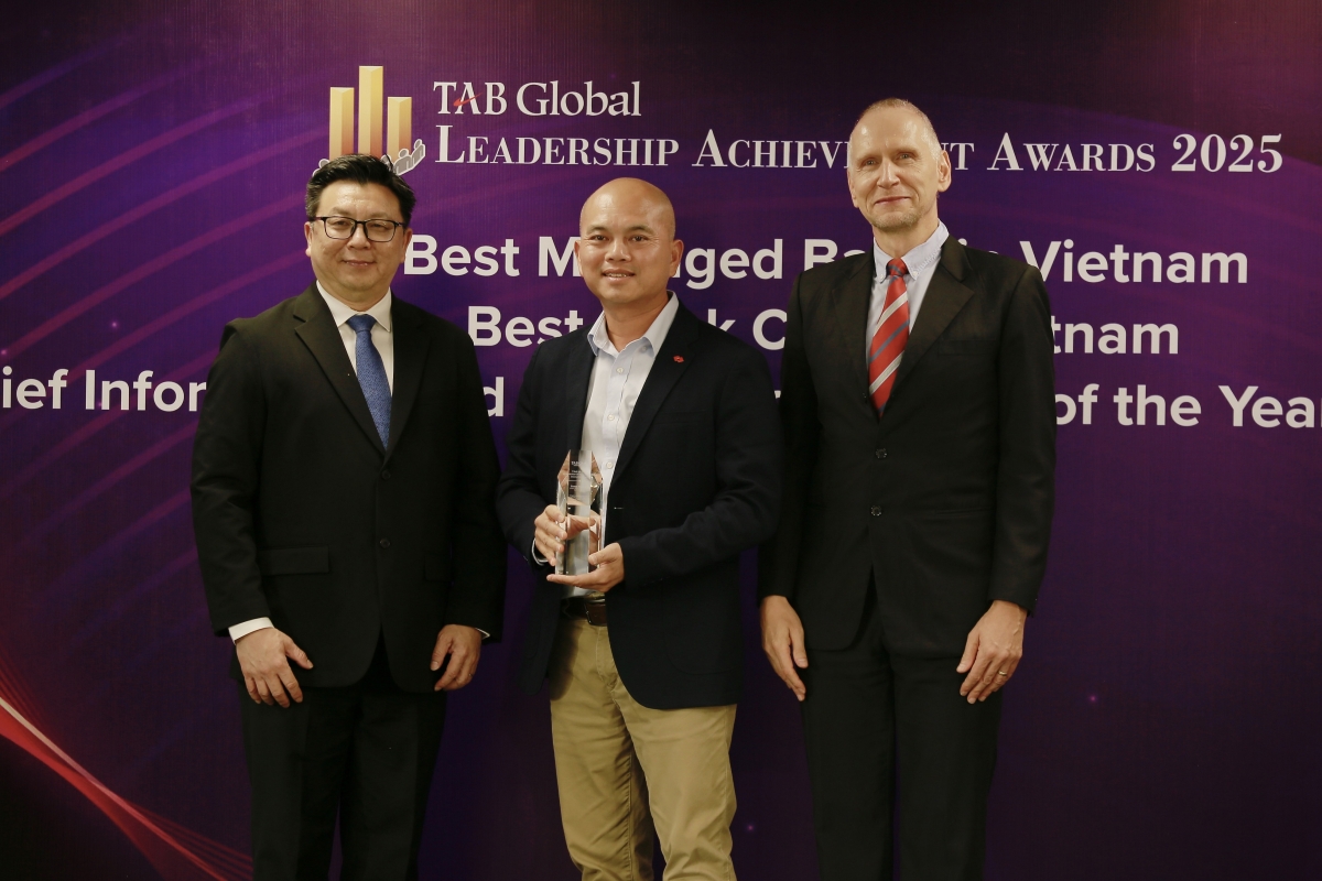 Đại diện Khối IT nhận giải thưởng từ TAB