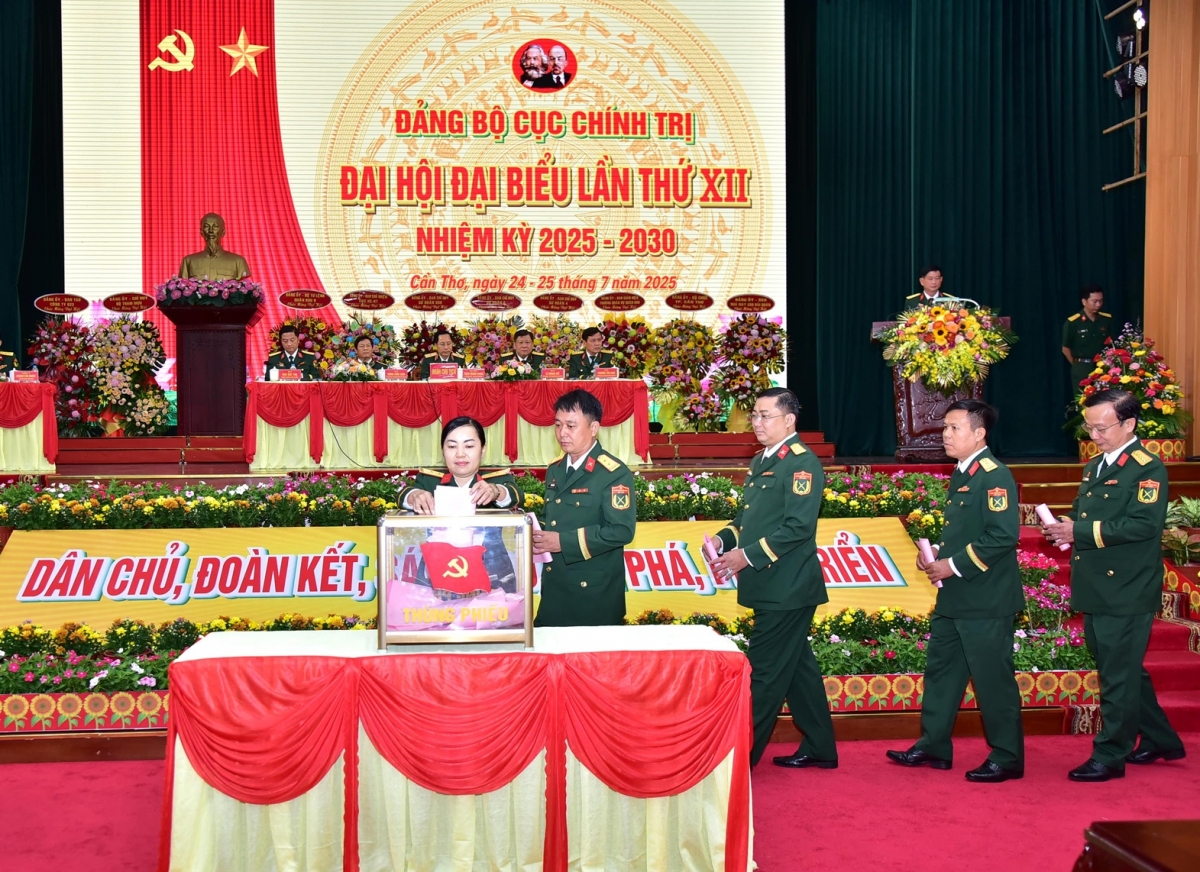 Các đại biểu bỏ phiếu bầu BCH Đảng bộ khoá mới