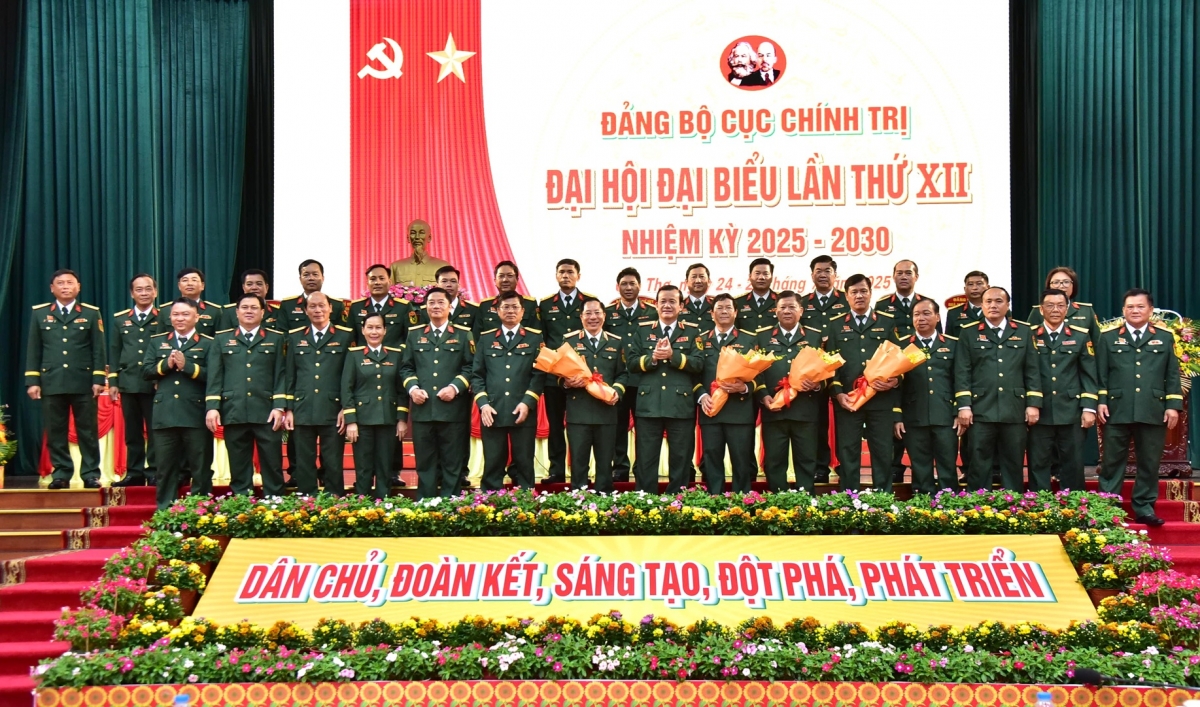 Trung tướng Hồ Văn Thái, Bí thư Đảng ủy, Chính ủy Quân khu 9 tặng hoa BCH Đảng bộ khoá mới và đại biểu đi dự Đại hội Đảng bộ cấp trên