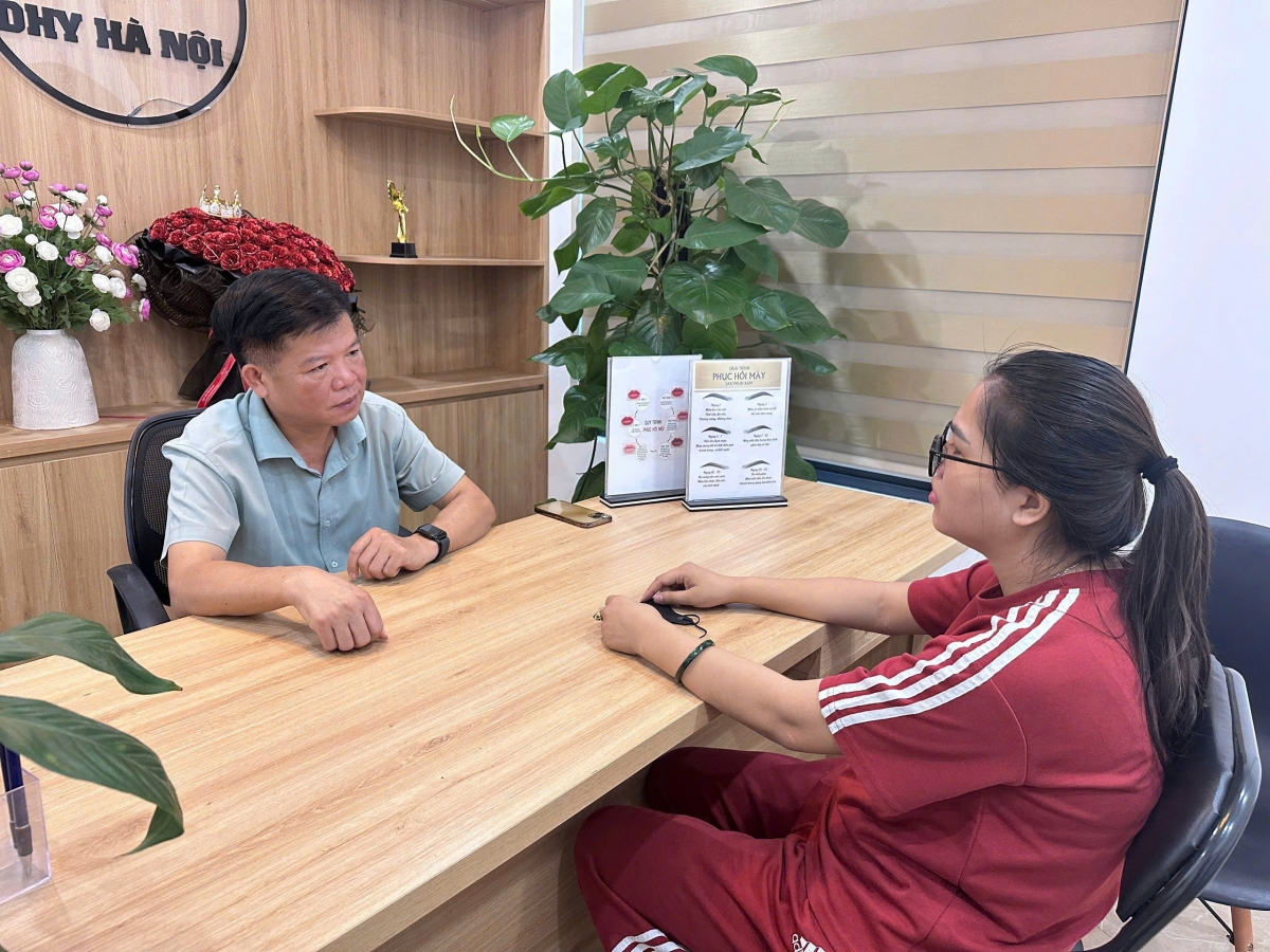 Đại tá Trần Thanh Sơn, Thủ trưởng cơ quan Cảnh sát điều tra, Phó giám đốc công an tỉnh đấu tranh với đối tượng Nguyễn Thị Huyền tại cơ sở Tuyên Quang.