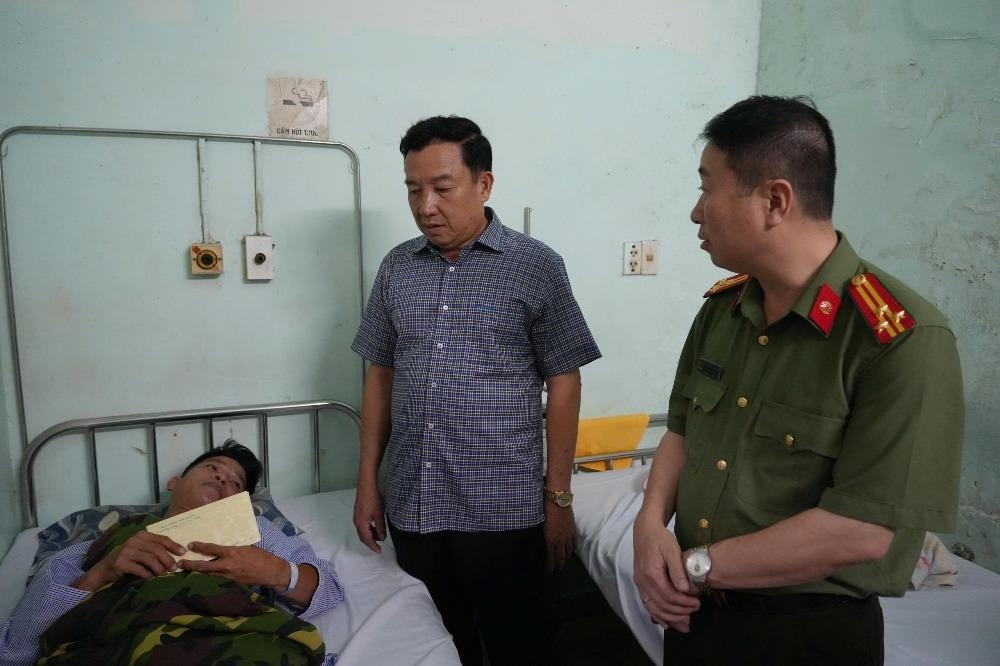 Đại tá Trần Văn Mười- Phó Giám đốc Công an tỉnh đến thăm hỏi, động viên đồng chí Hiệp. Ảnh: CALĐ