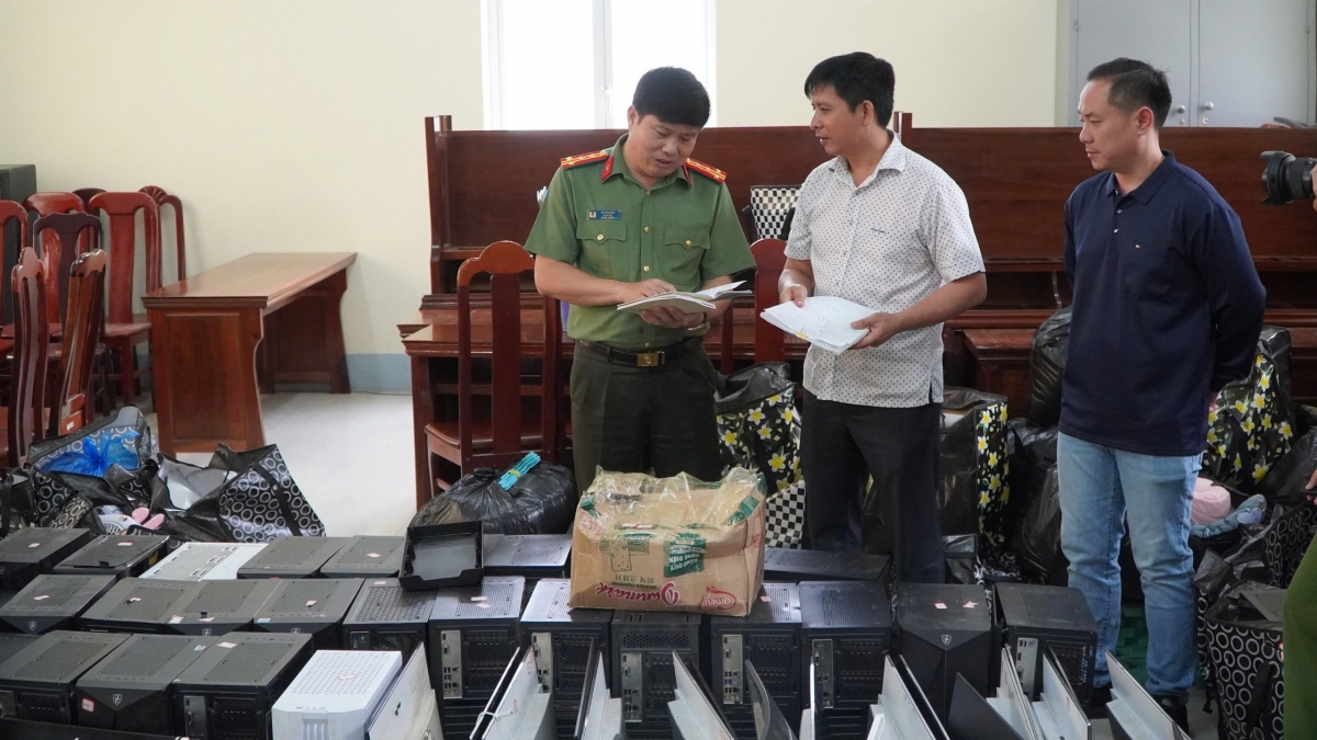 Đại tá Vũ Văn Đấu, Giám đốc Công an tỉnh Điện Biên kiểm tra tang vật và kịch bản lừa đảo thu giữ được trong Chuyên án 625T