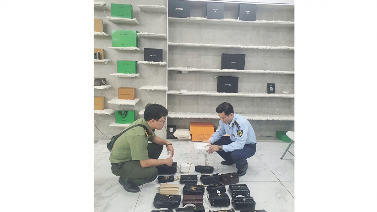 Lực lượng chức năng TP Đà Nẵng xử lý hành vi kinh doanh hàng hóa giả mạo nhãn hiệu. (Ảnh: Chi cục Quản lý thị trường thành phố Đà Nẵng cung cấp)