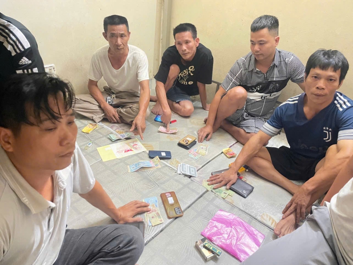 Các đối tượng và tang vật