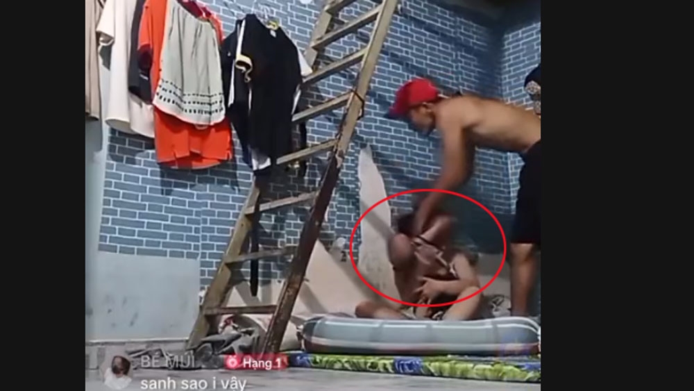 Cảnh nam thanh niên hùng hung cô gái (ảnh cắt từ video chia sẻ MXH)