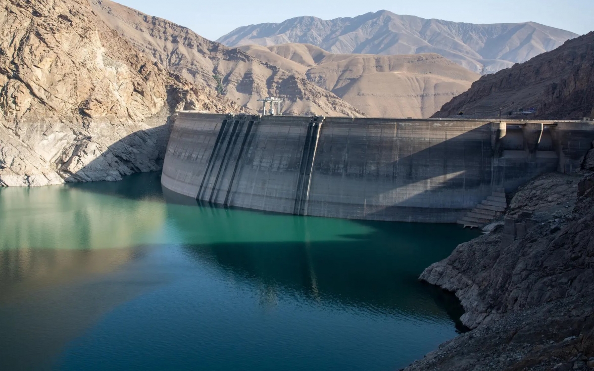 Mực nước sau đập Amir Kabir (cung cấp nước ngọt cho Iran) giảm xuống mức thấp nhất trong lịch sử. Ảnh: New York Times