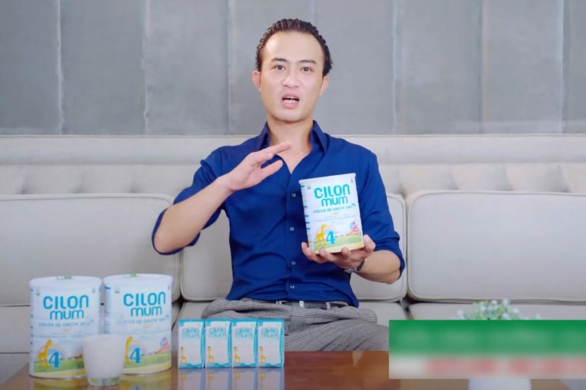 Hình ảnh Doãn Quốc Đam bên sản phẩm thuộc đường dây 573 nhãn hiệu sữa giả bị cơ quan chức năng bắt giữ, triệt phá. Ảnh chụp màn hình