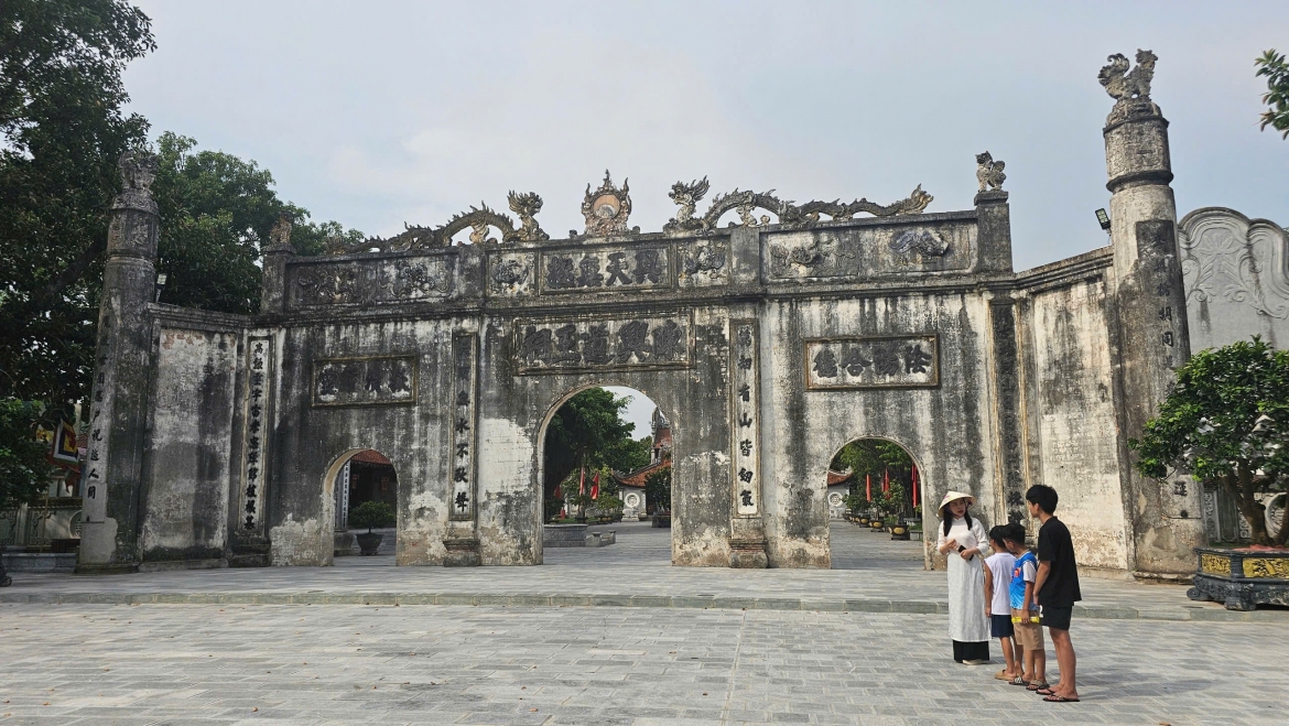 Nghi môn đền Kiếp Bạc (khu di tích quốc gia đặc biệt Côn Sơn - Kiếp Bạc)