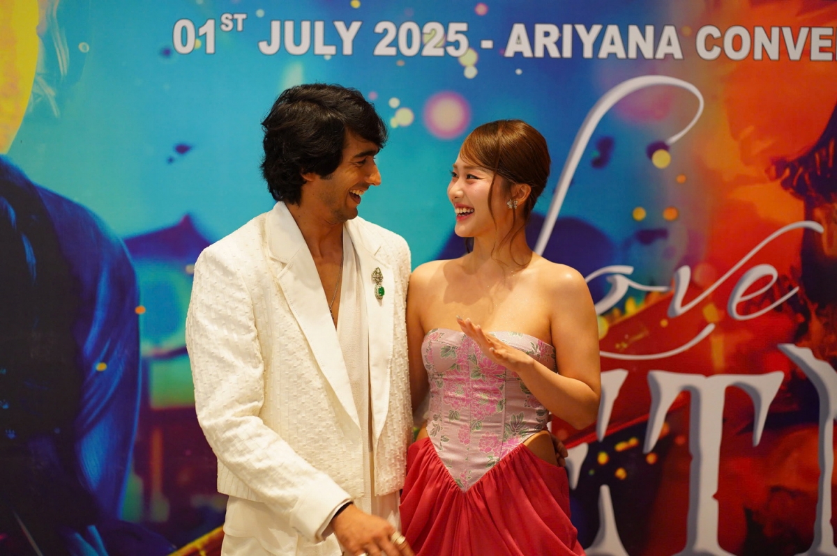 Diễn viên chính Khả Ngân (Việt Nam) và Shantanu Maheshwari (Ấn Độ) nhân vật chính trong phim "Love in Vietnam" sánh vai trên thảm đỏ tại buổi công chiếu phim "Love in Vietnam".