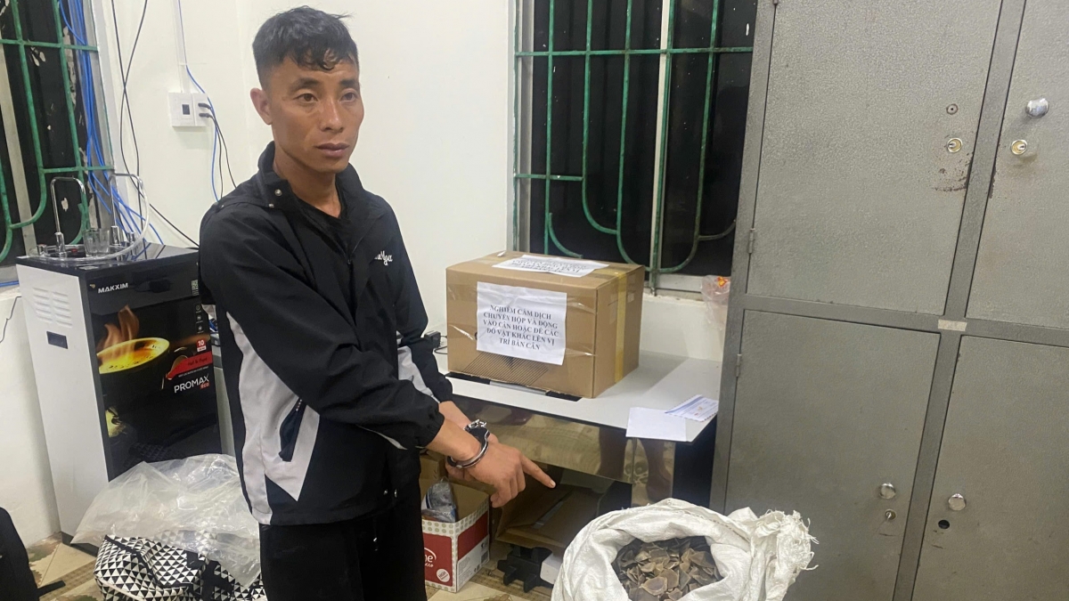 Nông Văn Anh và tang vật là 19kg vảy tê tê