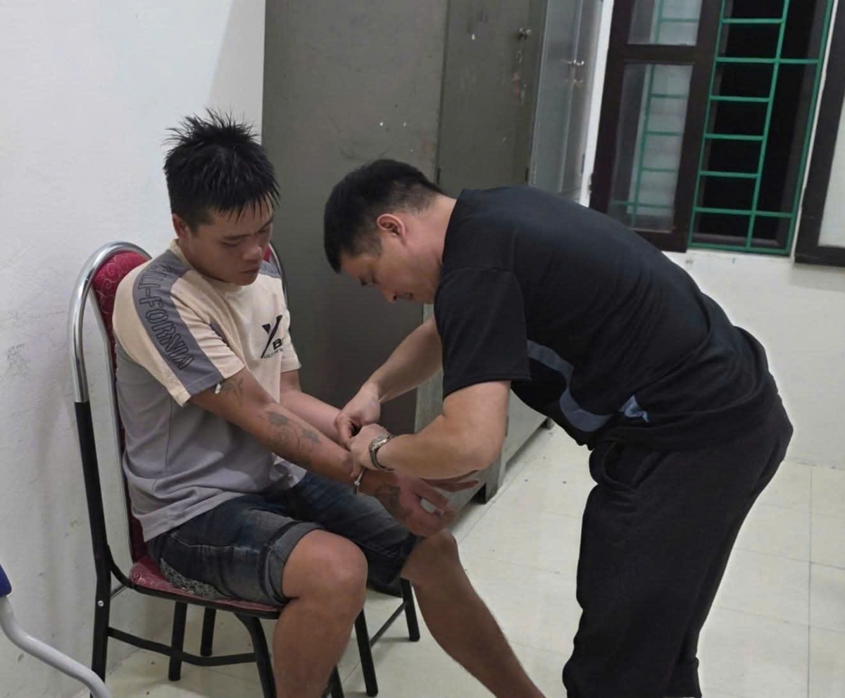 Đối tượng Cô Văn Háo (áo sáng màu) bị bắt.