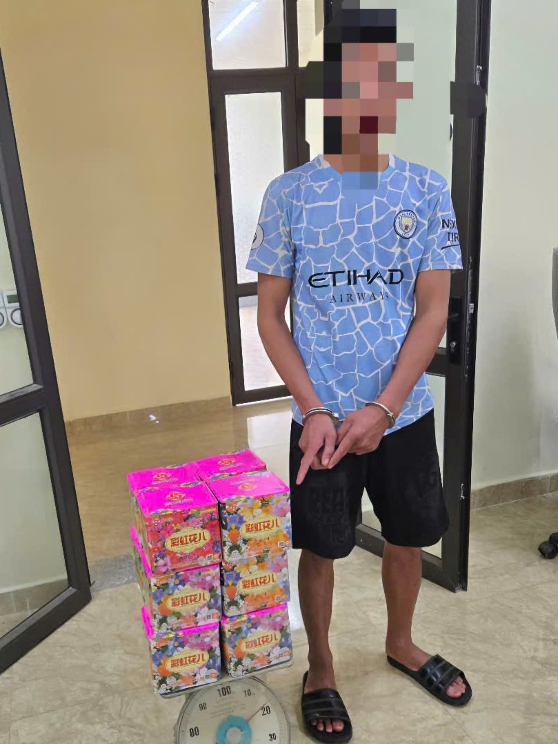 Đối tượng N.V.Th. và tang vật là 18kg pháo nổ tại cơ quan Công an