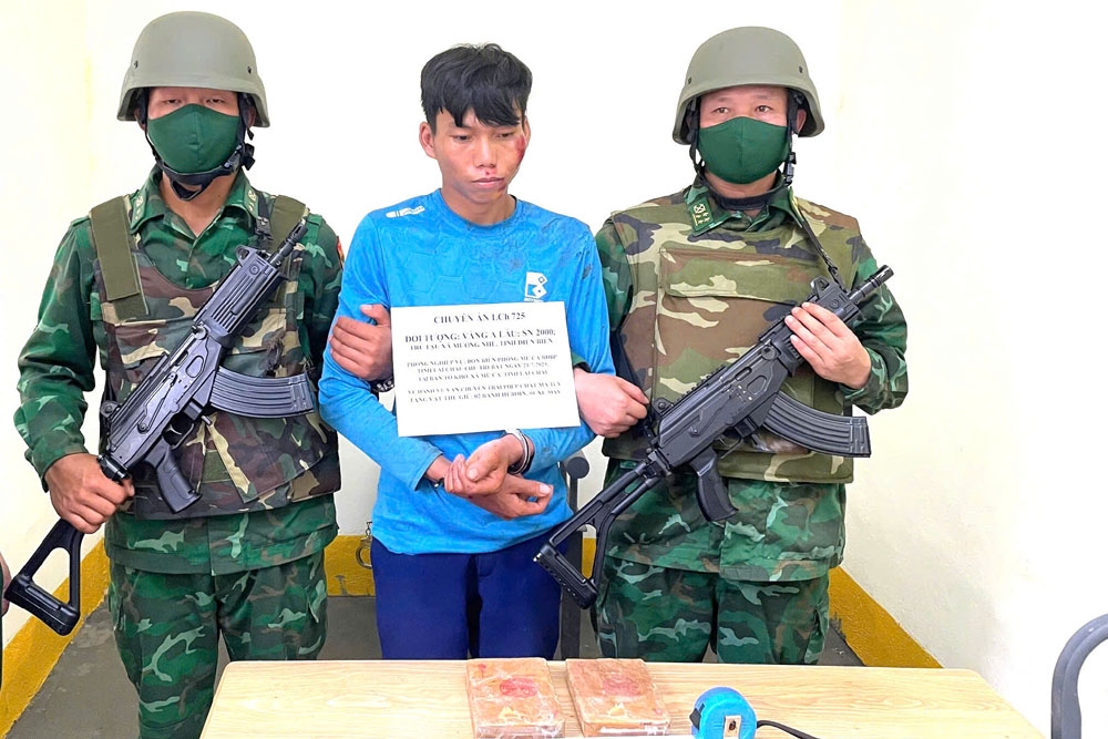 Đối tượng Vàng A Lâu cùng tang vật phạm tội