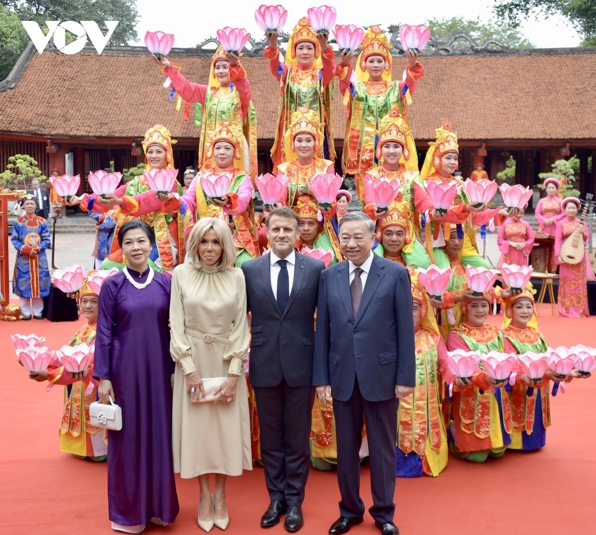Các nghệ sĩ biểu diễn Nhã nhạc cung đình Huế tại Văn Miếu - Quốc Tử Giám nhân dịp Tổng Bí thư Tô Lâm và Phu nhân cùng Tổng thống Pháp Emmanuel Macron và Phu nhân tham quan Văn Miếu - Quốc Tử Giám, ngày 26/5/2025.