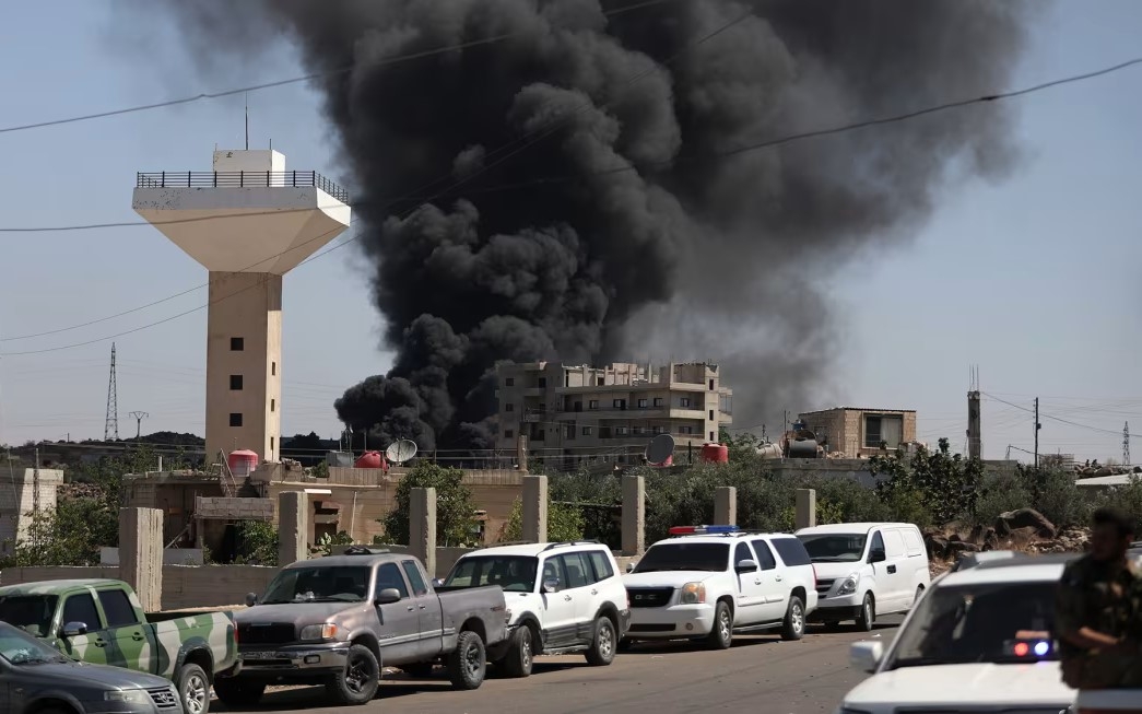 Khói lửa đụng độ gần Suwayda, Syria hôm 15/7. Ảnh: CNN.