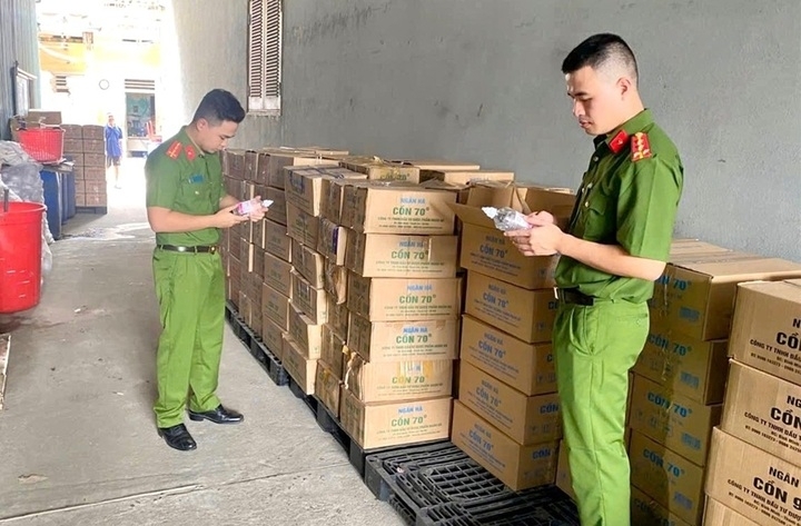 Cảnh sát Kinh tế Công an Hà Tĩnh kiểm tra các sản phẩm cồn y tế Ethanol tại Công ty TNHH Đầu tư Dược phẩm Ngân Hà. (Ảnh: Công an Hà Tĩnh)