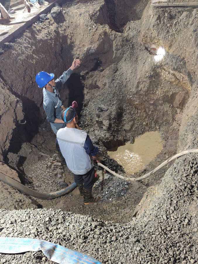 Cơ quan chức năng đã tiến hành đào đường để kiểm tra, xử lý sự cố gây sụt lún. Ảnh: CTV