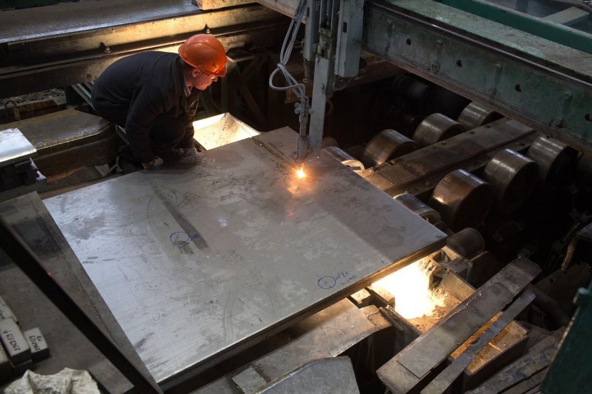 Một nhân viên làm việc trong nhà máy titan của Nga. Ảnh: United24media