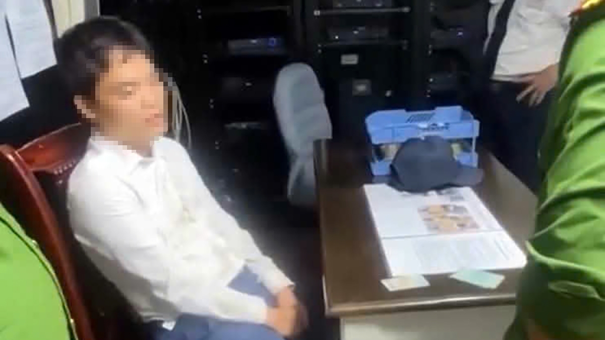 Tài xế điều khiển phương tiện gây tai nạn được đưa về trụ sở công an