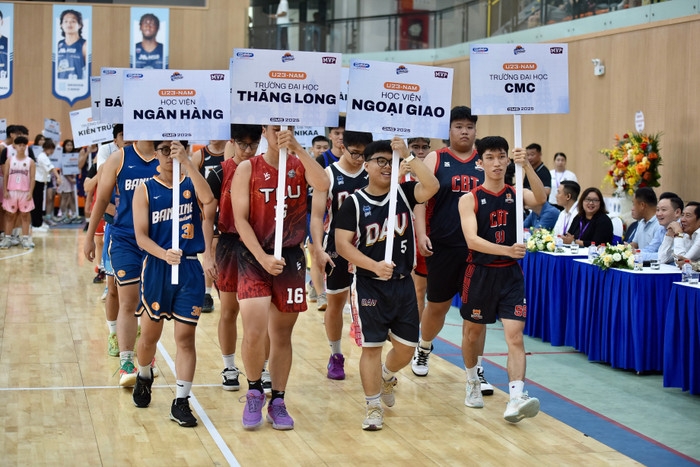 Đại diện một số đội bóng rổ diễu hành trong lễ khai mạc.