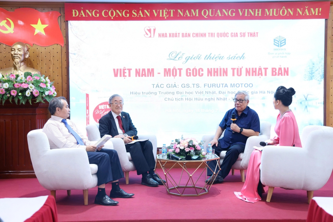 GS.TS Furuta Motoo (thứ hai từ trái sang) tại lễ ra mắt cuốn sách