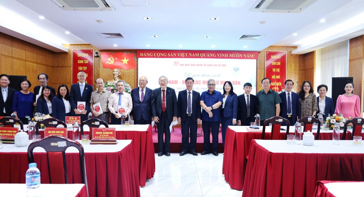GS.TS Furuta Motoo và các đại biểu Việt Nam, Nhật Bản chụp ảnh lưu niệm tại sự kiện