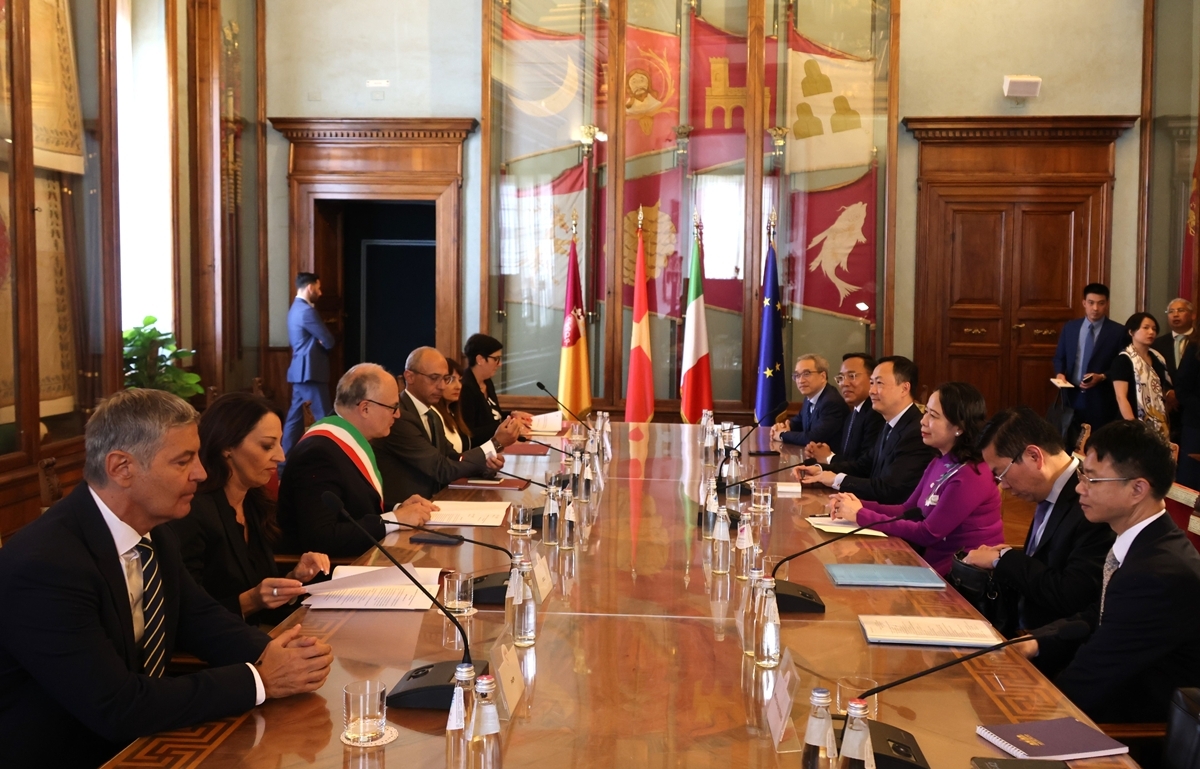 Phó Chủ tịch nước Võ Thị Ánh Xuân gặp thị trưởng thành phố Roma Roberto Gualtieri (Ảnh: BNG)