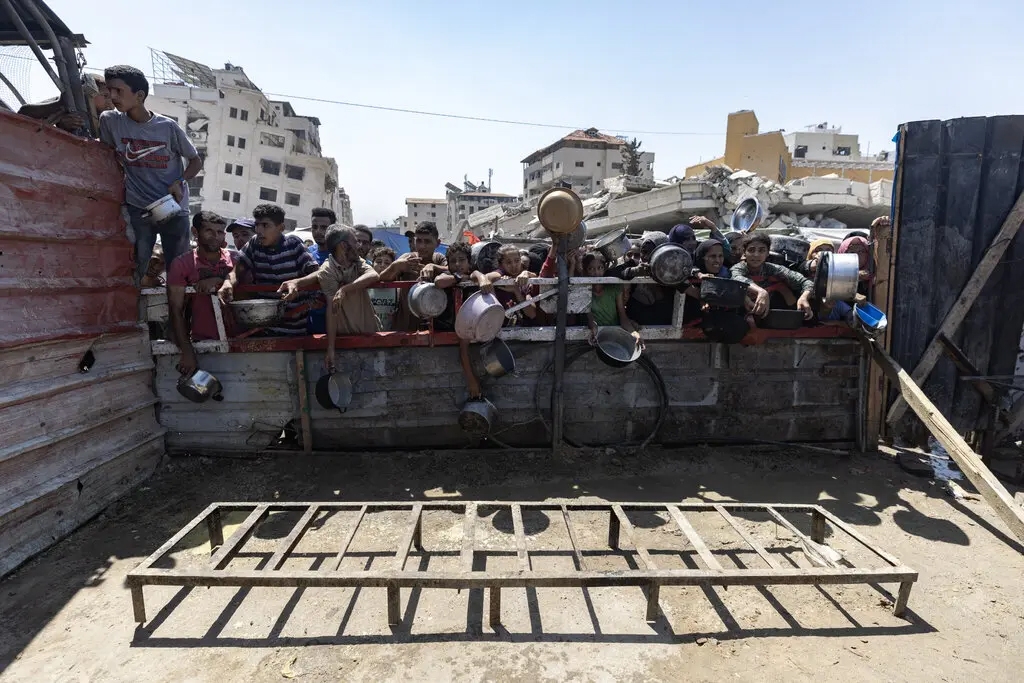 Người dân chờ nhận cứu trợ lương thực tại thành phố Gaza, ngày 23/7/2025. Ảnh: NY Times