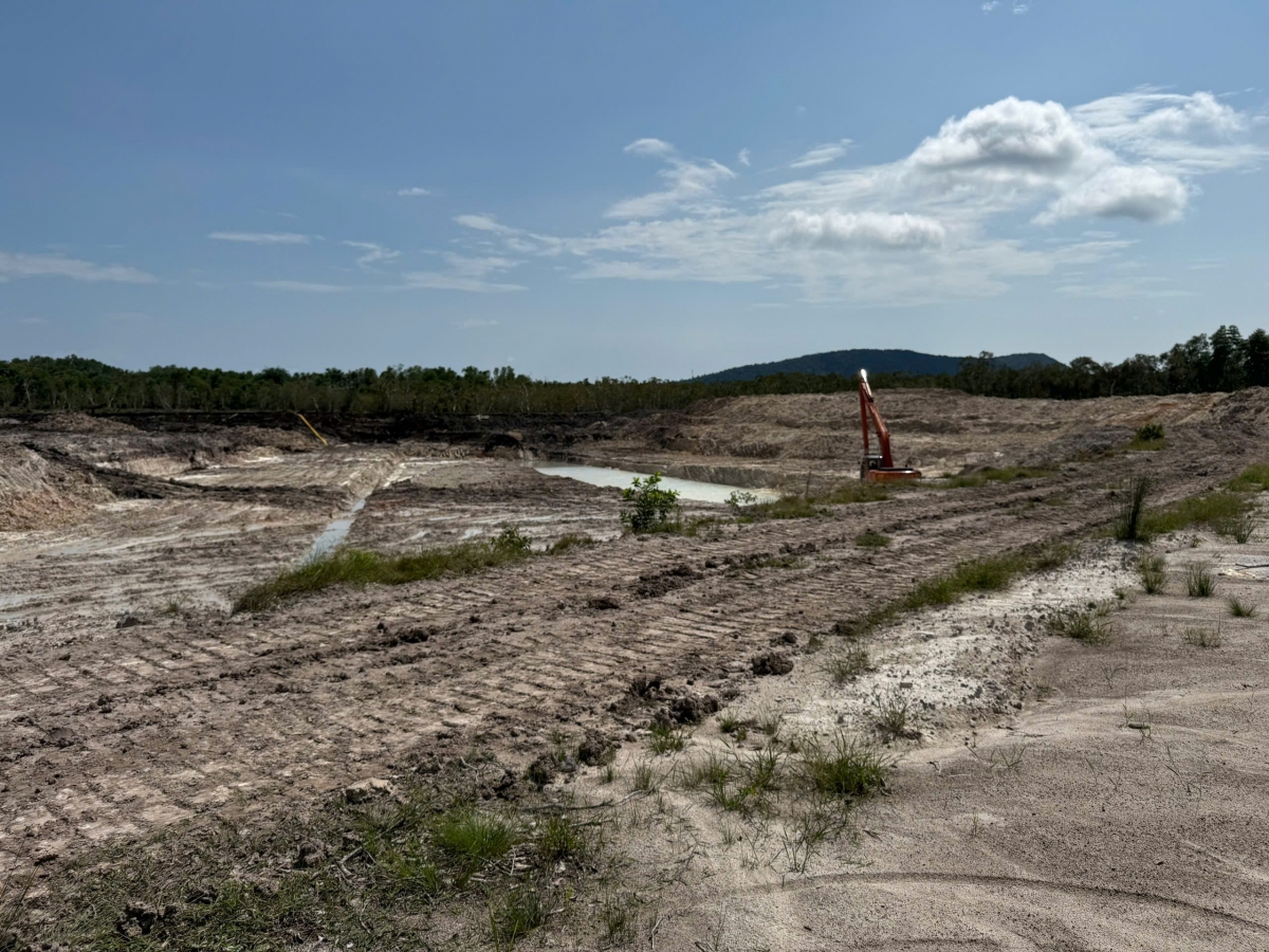 Tại khu đất được cho là bao chiếm trái phép tại thửa đất thuộc tổ 1, khu phố Ông Lang, chủ đất đang đào ao và san lấp mặt bằng