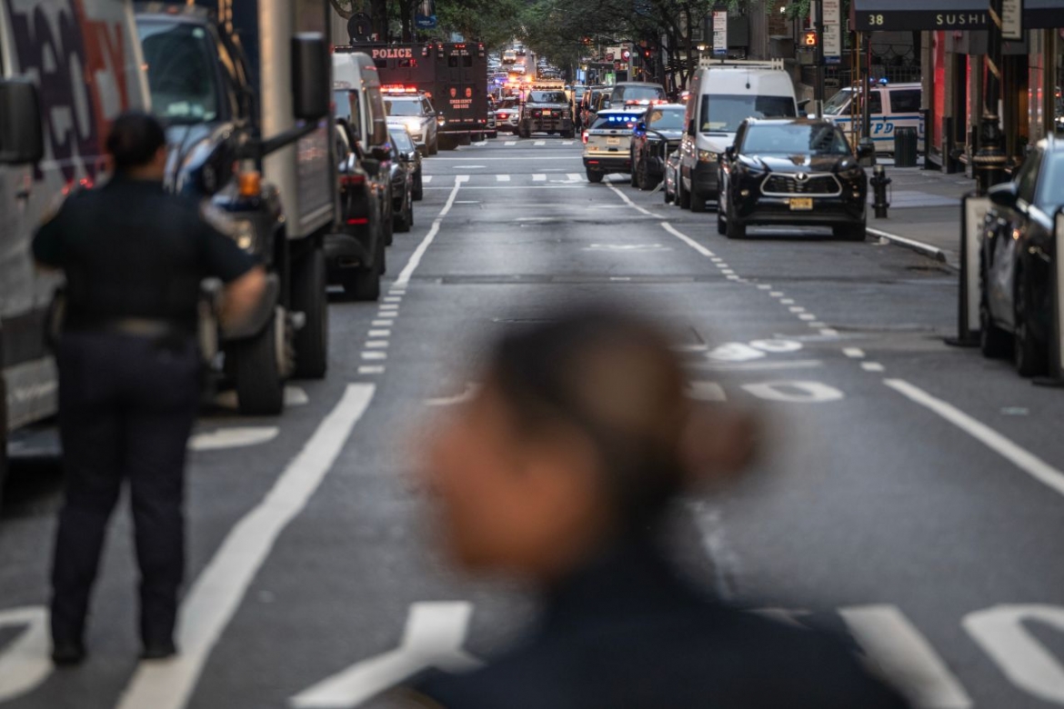 Các đơn vị đặc biệt của NYPD đã tiến hành rà soát toàn bộ tòa nhà 345 Park Avenue sau vụ việc. Ảnh: Getty