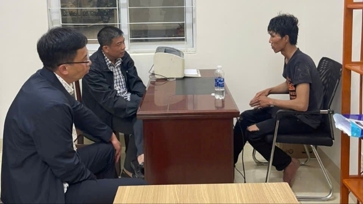 Thượng tá Phạm Thanh Hùng - Phó Giám đốc Công an tỉnh Lâm Đồng (ngoài cùng bên trái) làm việc với Nhân.