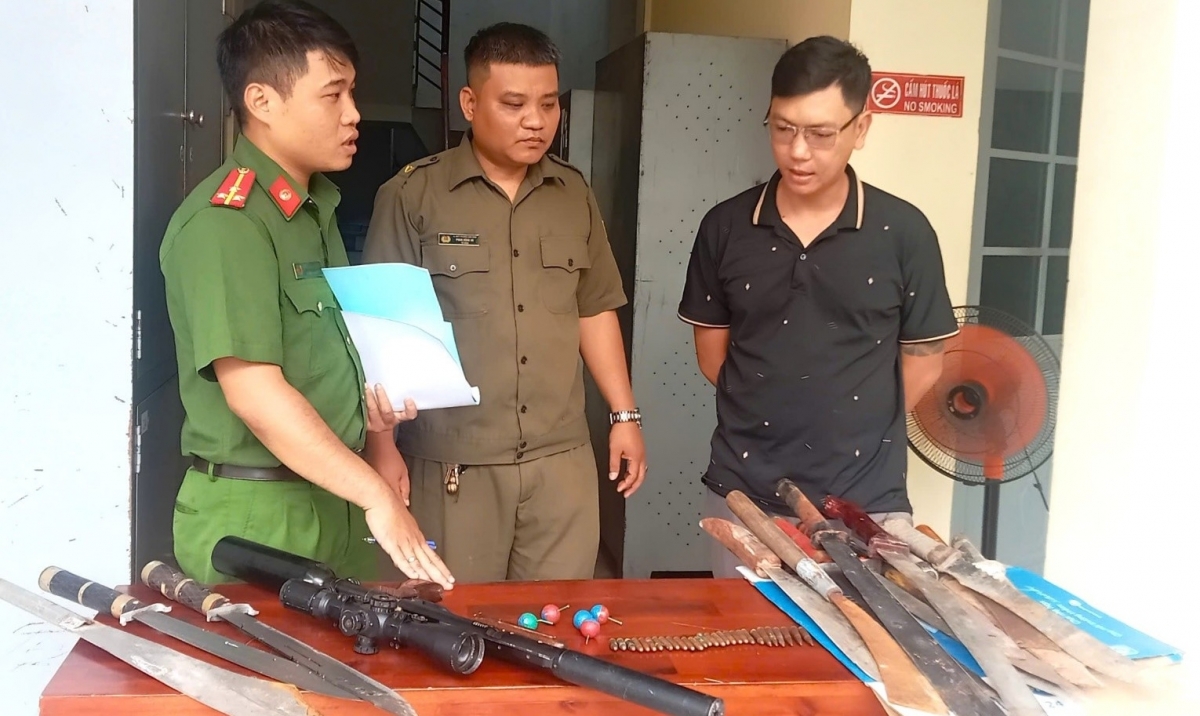 Vận động người dân giao nộp vũ khí tự chế (Ảnh minh họa: Công an tỉnh Đồng Nai)