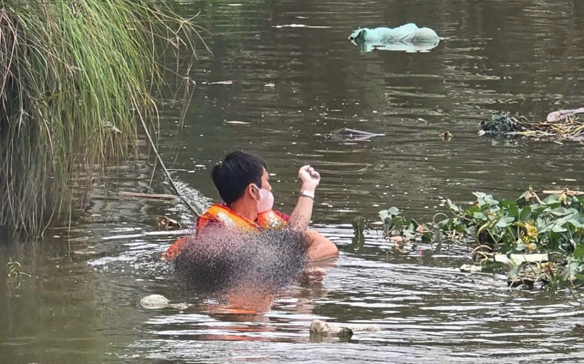 Trưa nay lực lượng chức năng đã tìm thấy thi thể nạn nhân. (Ảnh: Nguyễn Sơn)