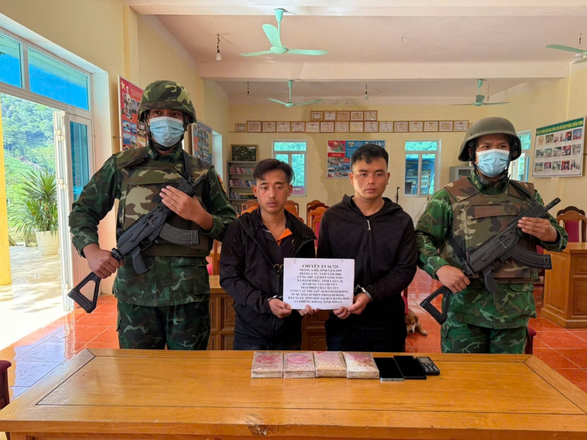 Hai đối tượng cùng tang vật.