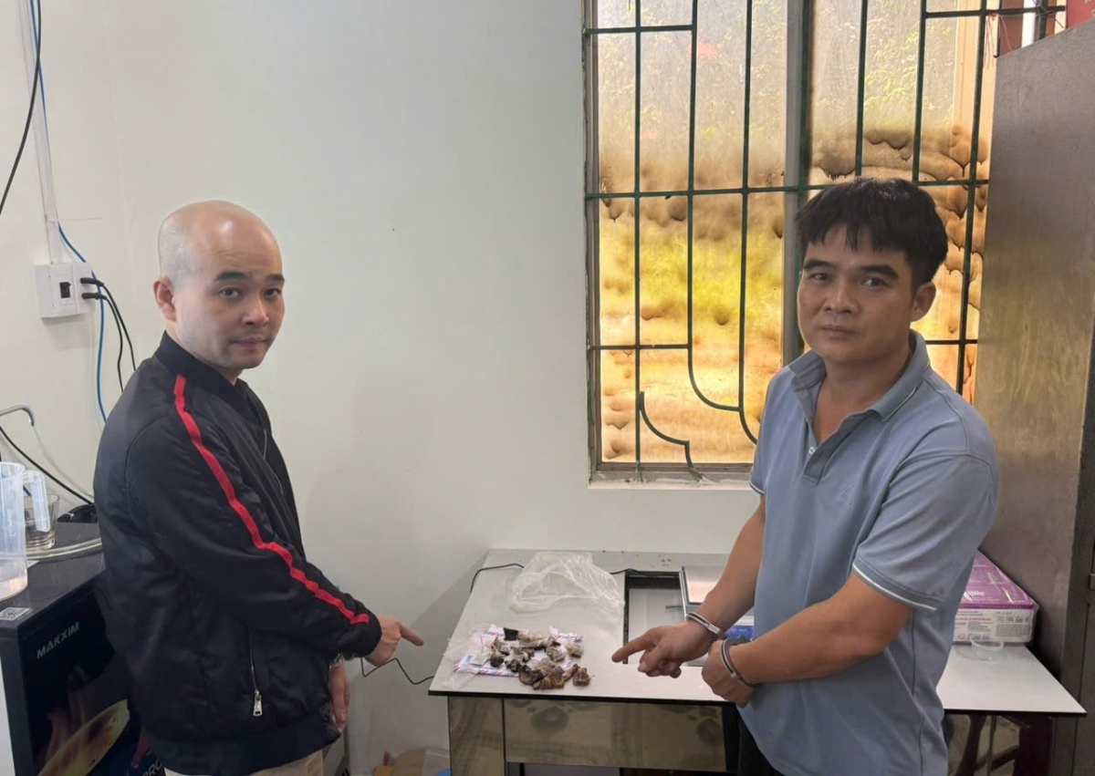 Hai đối tượng Hàn Trung Hiếu (trái) và Tống Ngọc Hưng (phải) cùng tang vật bị thu giữ