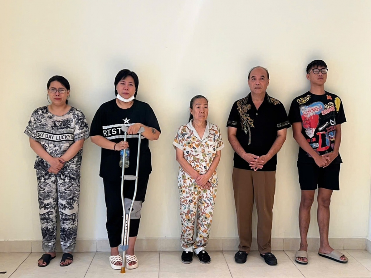 Nguyễn Thị Hạnh (giữa) cùng các đối tượng liên quan